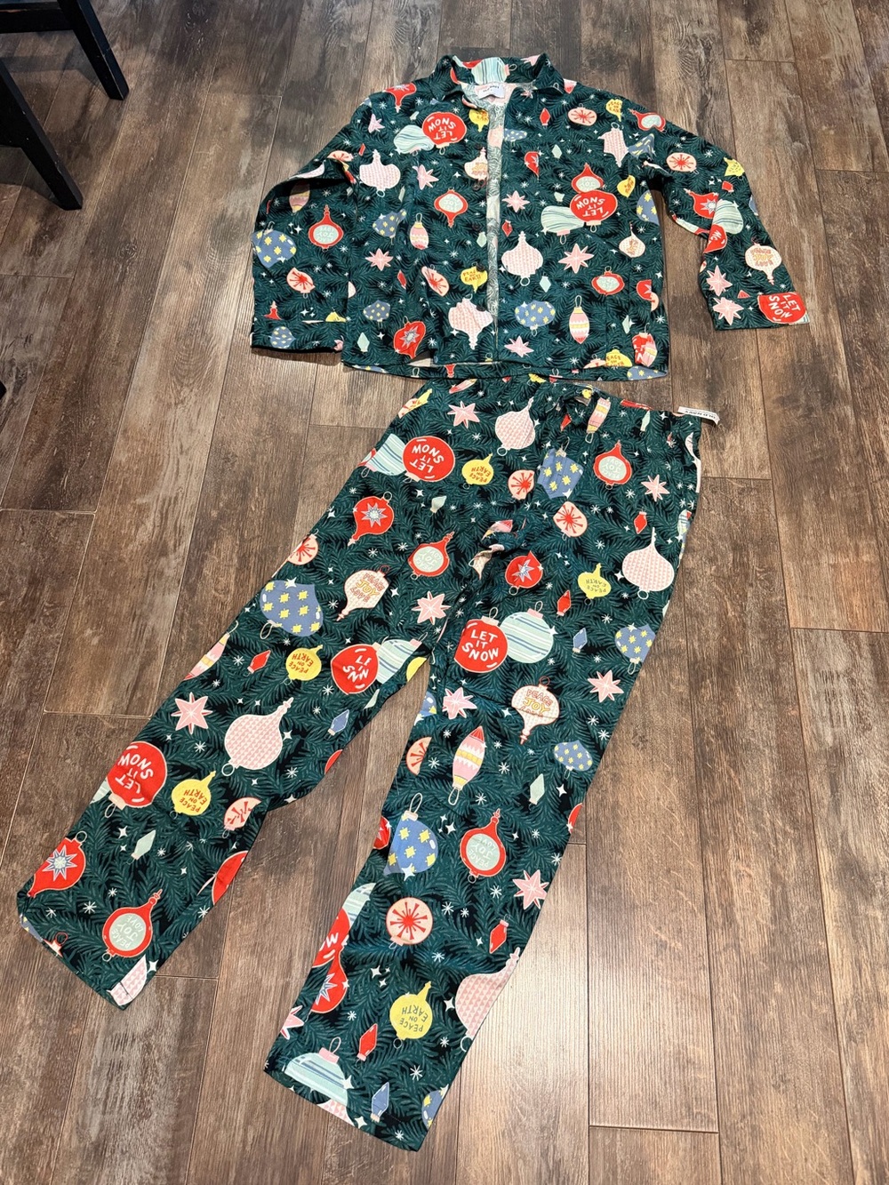 🌺Old Navy Green Ornament Print Pajama Set with Red & Yellow Accents